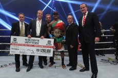 Tyrone Spong defeats Danyo Ilunga at Glory 9 NY at the Hammerstein Ballroom in New York, NY.